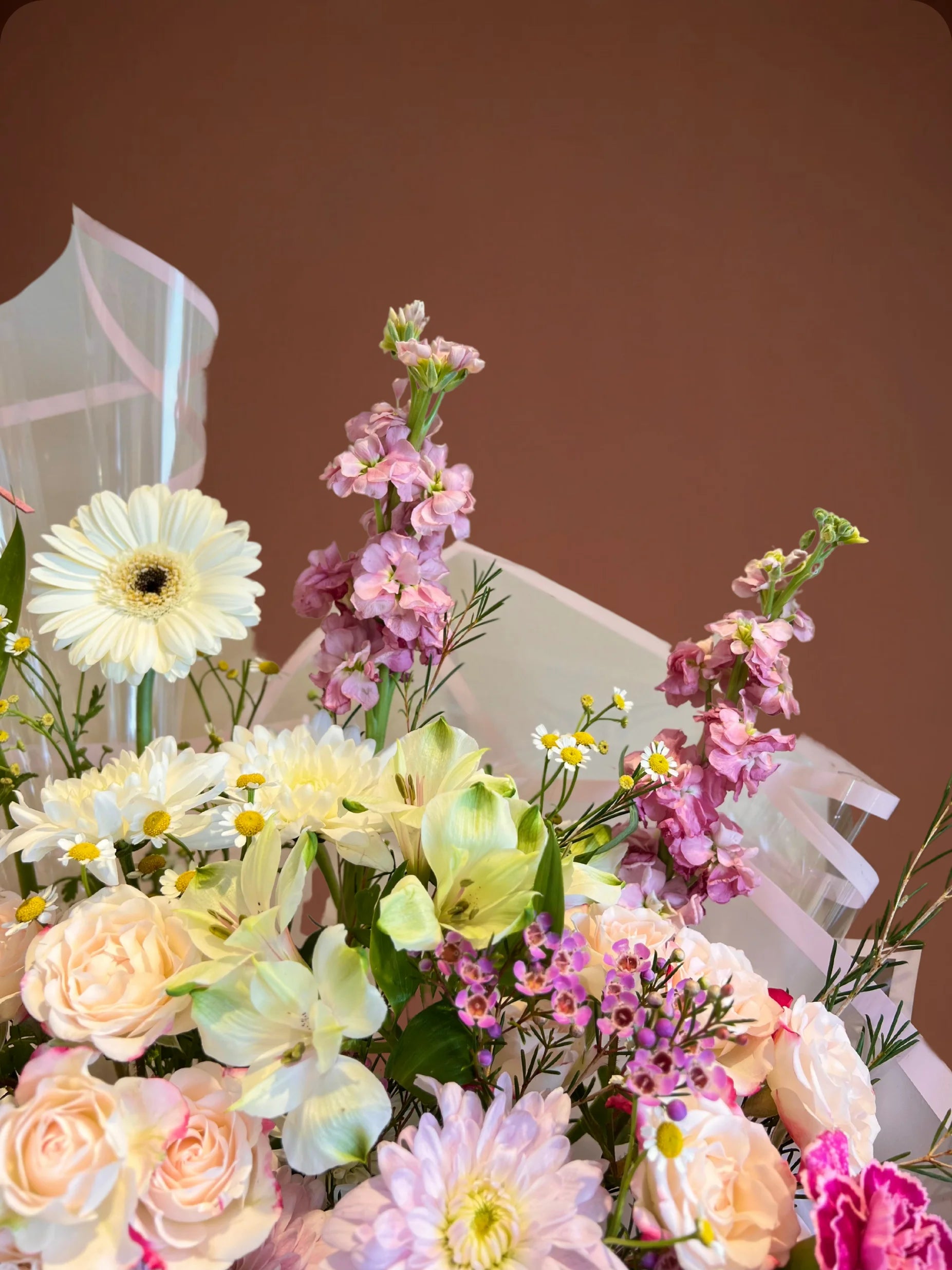 Allure Handbag Arrangement with pink, white, and purple flowers, handcrafted by a flower boutique in Sharjah, ready bouquet for flower delivery to Dubai.