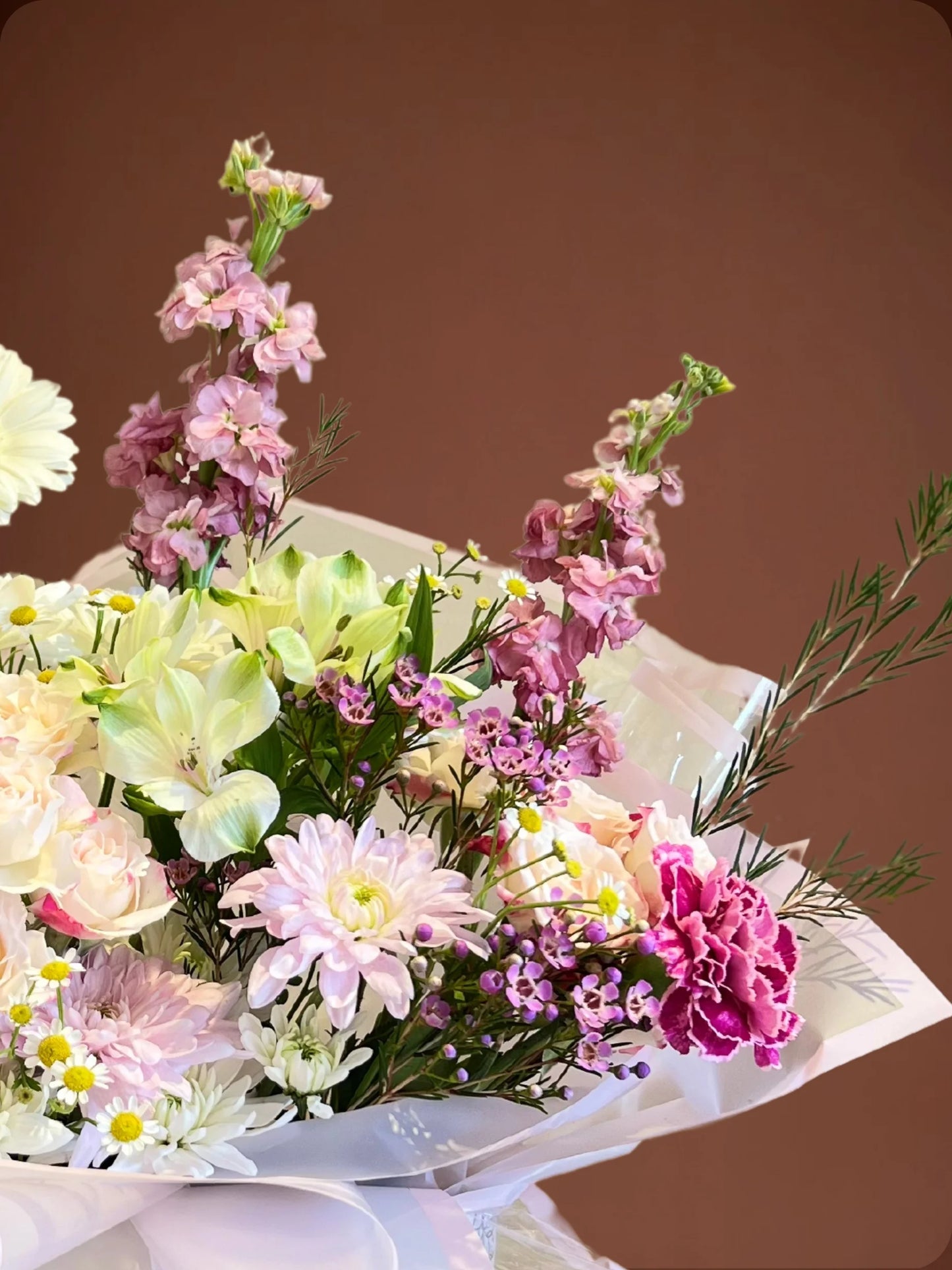 Allure Handbag Arrangement with pink, white, and purple flowers, handcrafted by a flower boutique in Sharjah, ready bouquet for flower delivery to Dubai.