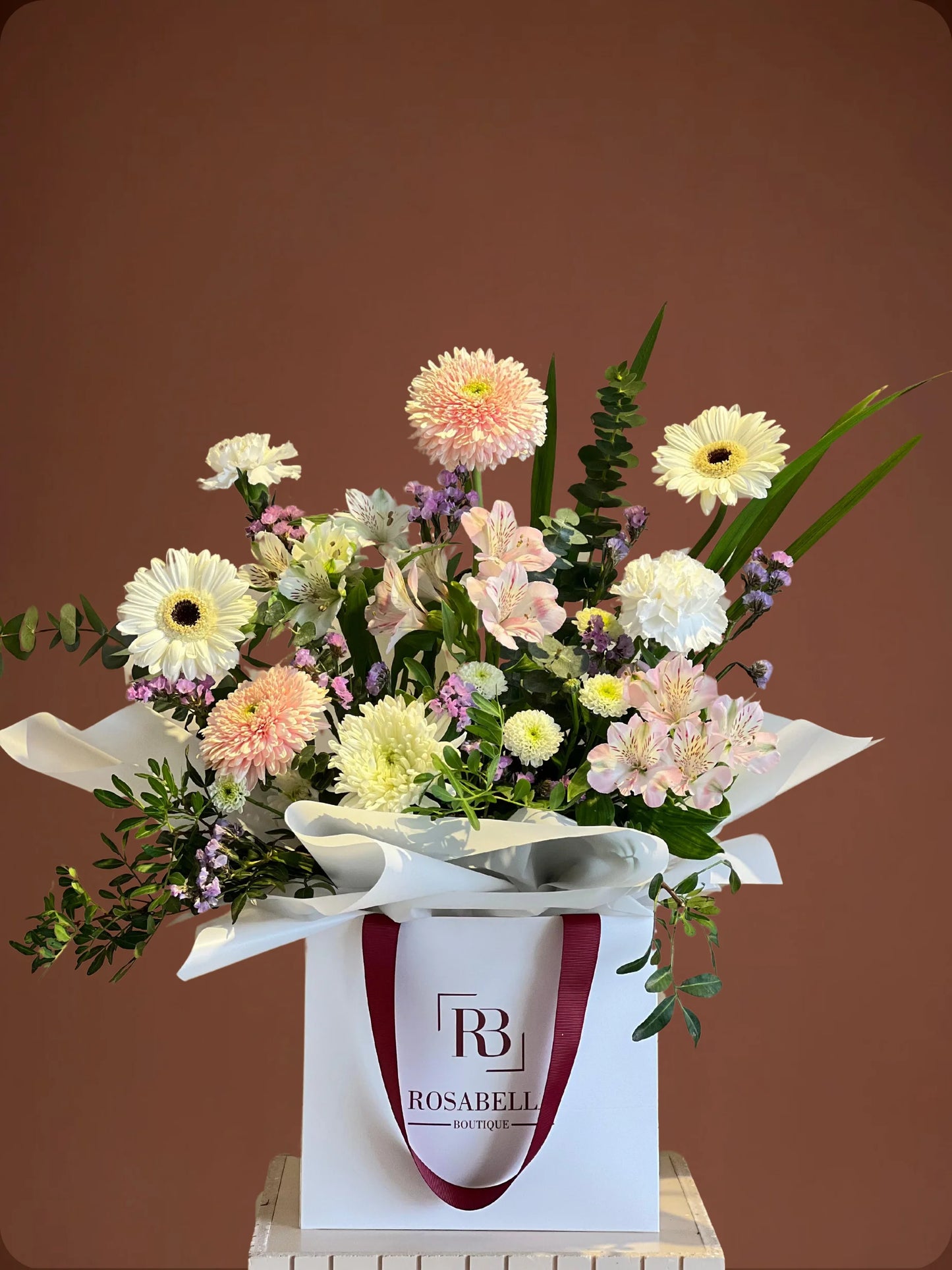 Harmony Handbag Arrangement with pink and white flowers in a chic handbag, crafted by a flower shop in Sharjah with delivery to Dubai and Muwaileh.