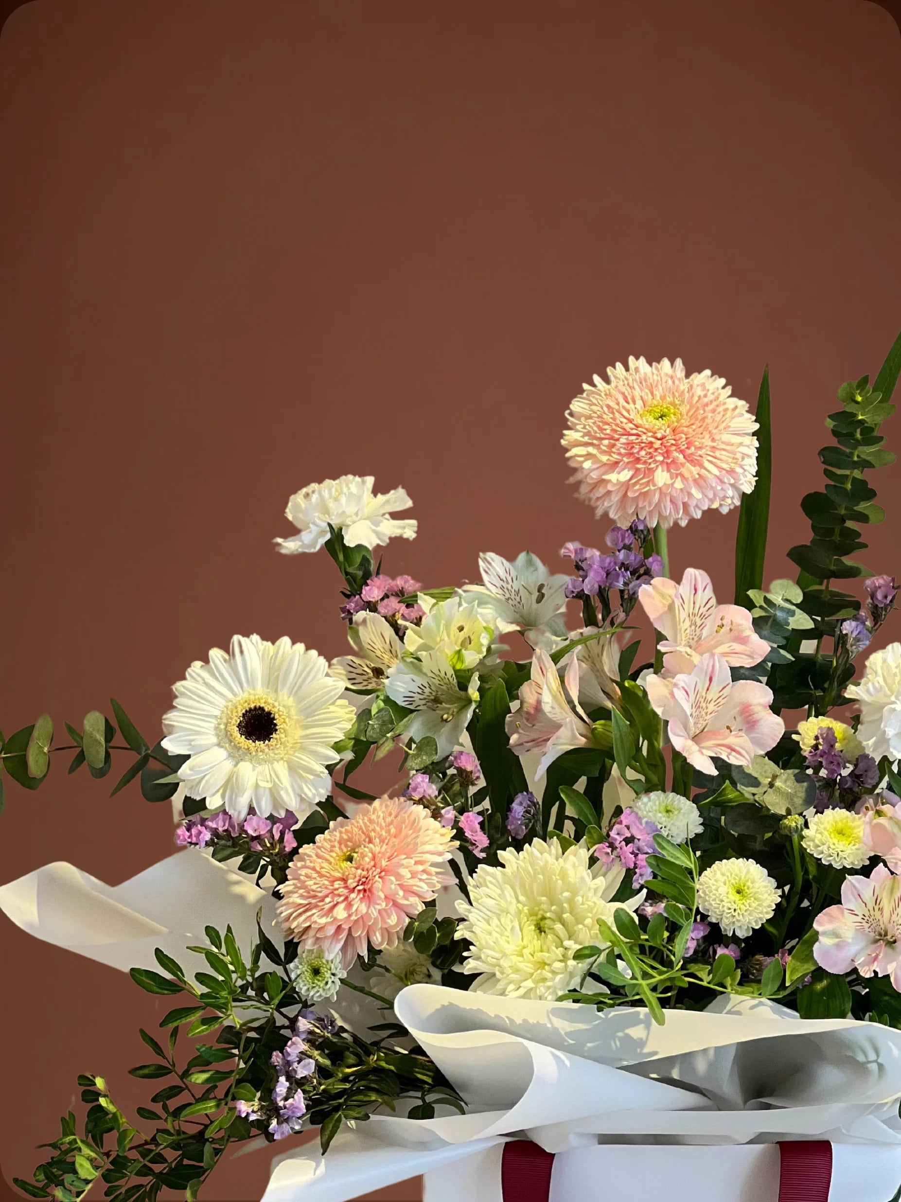 Harmony Handbag Arrangement with pink and white flowers in a chic handbag, crafted by a flower shop in Sharjah with delivery to Dubai and Muwaileh.