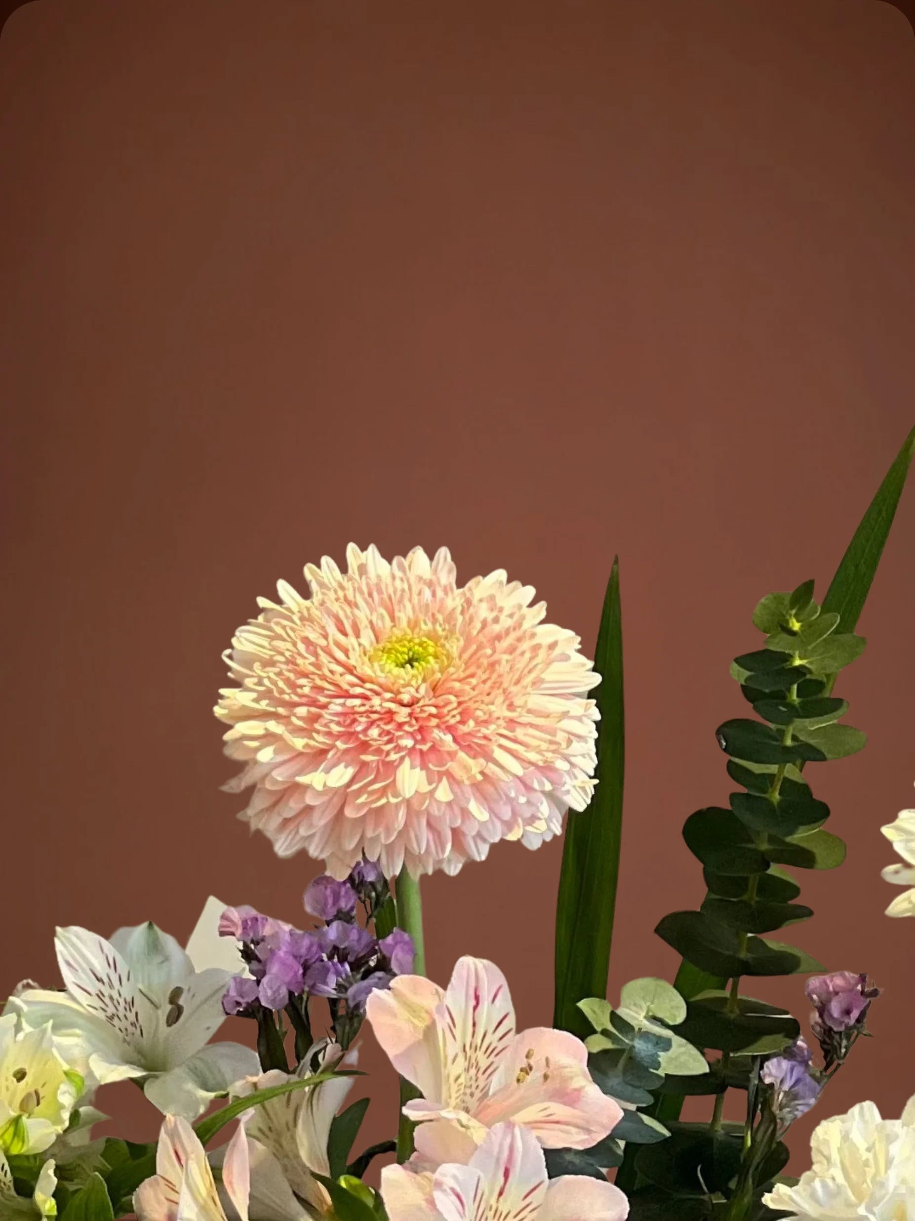 Harmony Handbag Arrangement with pink and white flowers in a chic handbag, crafted by a flower shop in Sharjah with delivery to Dubai and Muwaileh.